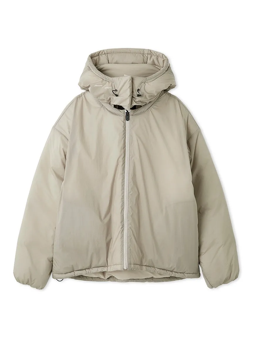 ベージュ色のフード付きジャケットの正面からの写真