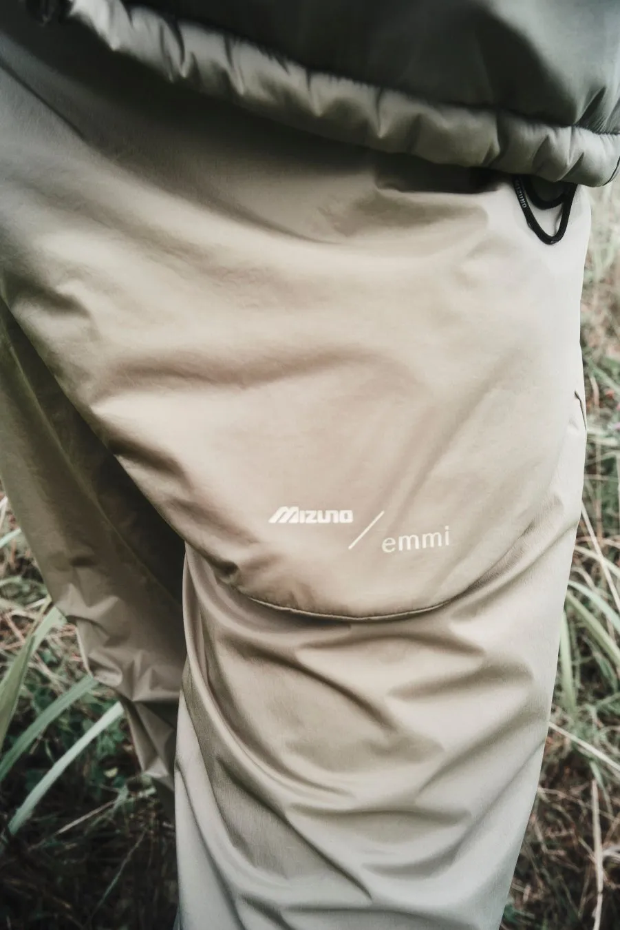 Mizunoとemmiのコラボレーションウェアの画像。カーキ色のパンツにロゴが入っている。