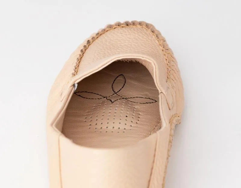 ベージュモカシンクローズアップ、イニシャル部分