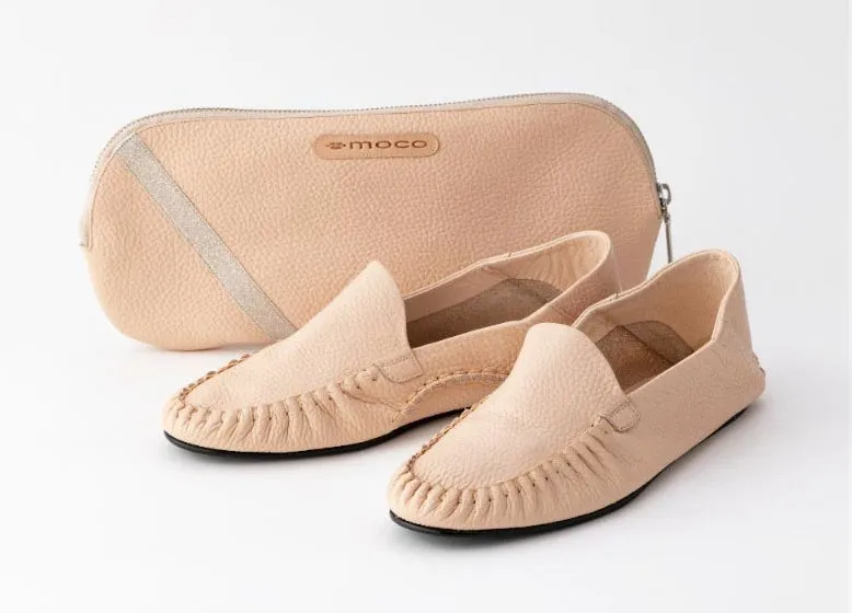 ベージュのローファーとポーチ