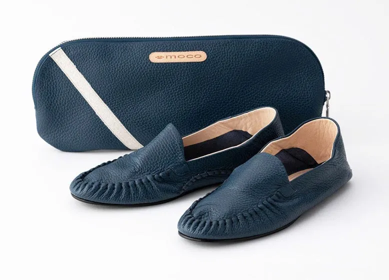 青いローファーとバッグ