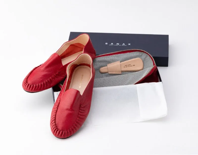 赤い革靴と靴べら、箱