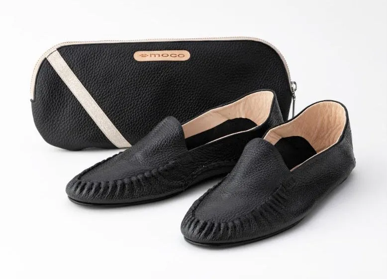 黒いローファーとポーチ