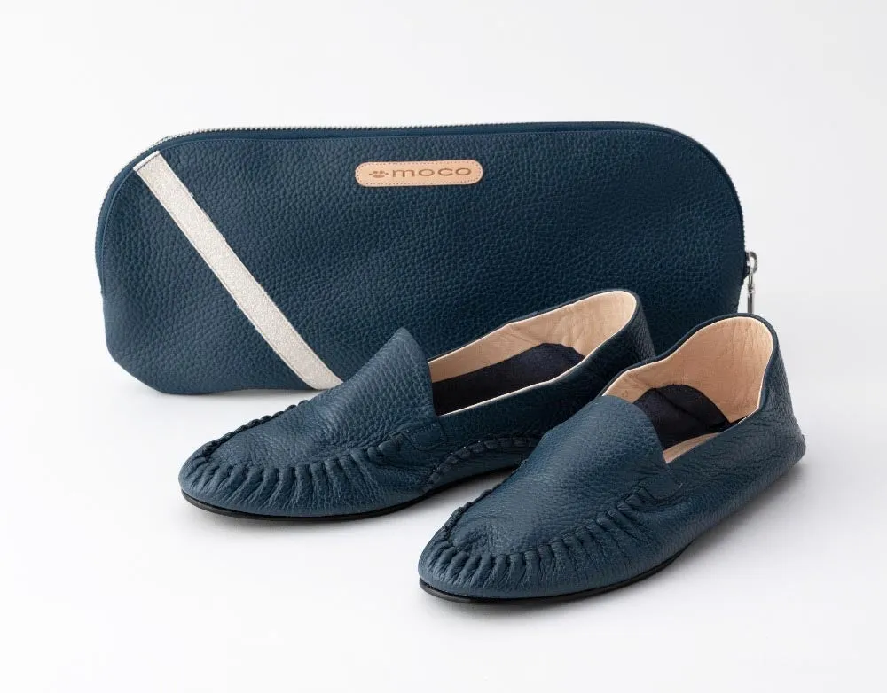 青いローファーとポーチ