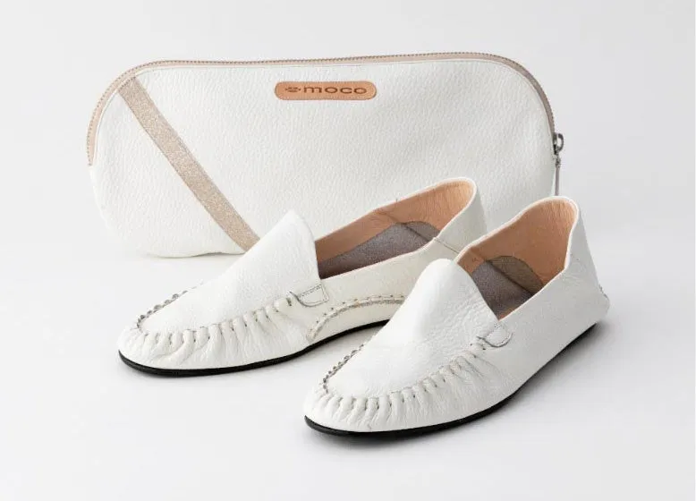 白いローファーとポーチ