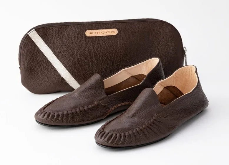 茶色の革靴とポーチ