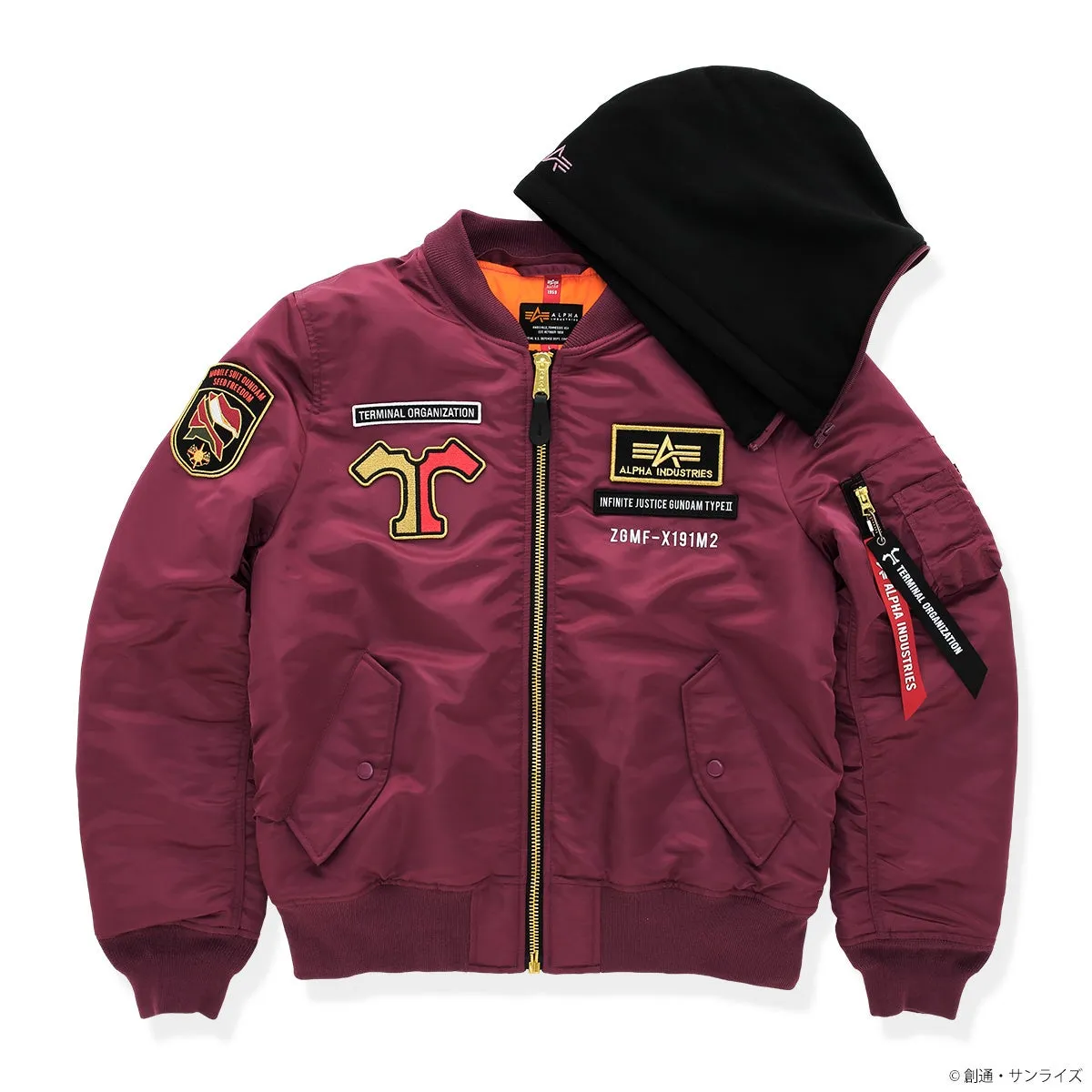 赤いMA-1ジャケットと黒いニット帽の画像です。ジャケットには、様々なワッペンやロゴがデザインされています。また、ジャケットのジッパー部分には、ALPHA INDUSTRIESのタグが付いています。