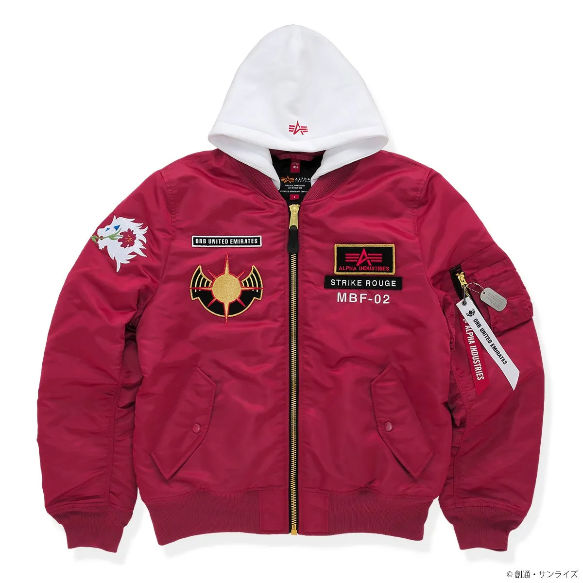 赤いMA-1ジャケット。フードは白で、左胸に部隊章、右胸に「ALPHA INDUSTRIES」のロゴと「STRIKE ROUGE MBF-02」の文字がプリントされている。
