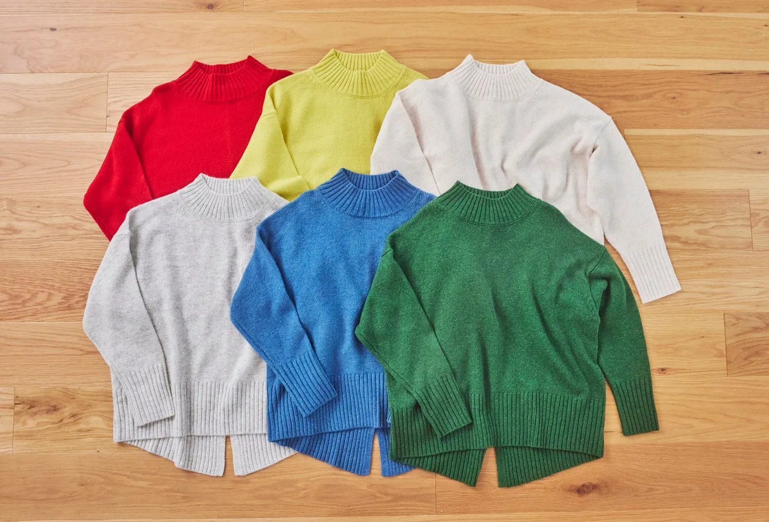 様々な色のタートルネックセーターが並べられた写真