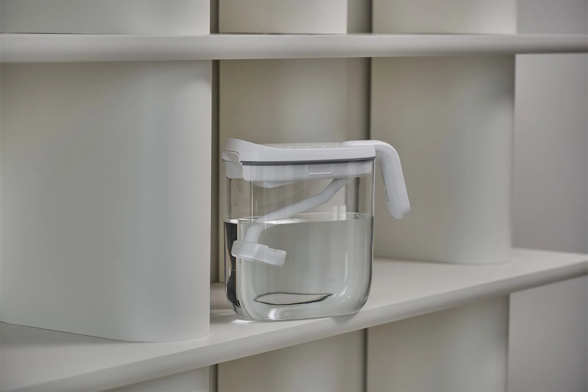 白い棚に置かれた透明な容器