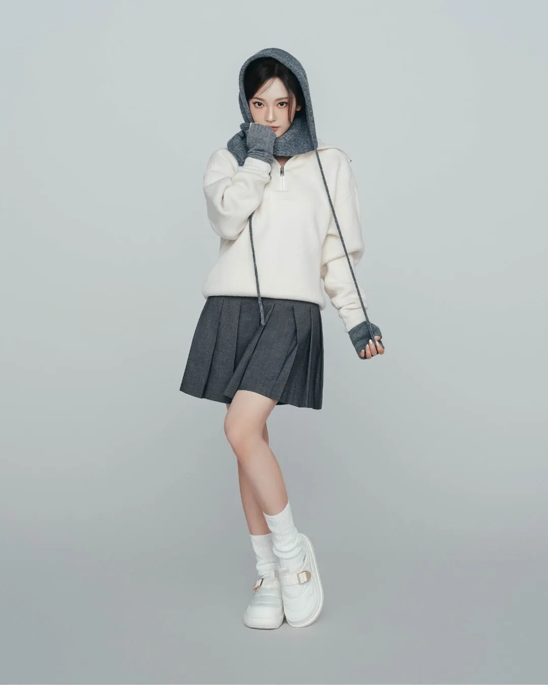 白いパーカーとスカートを着たNINGNING