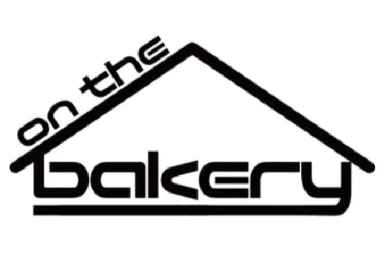 ロゴマーク。家の形の中に文字が配置されている。