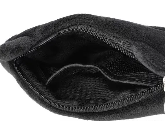 黒いふわふわしたポーチのクローズアップ写真