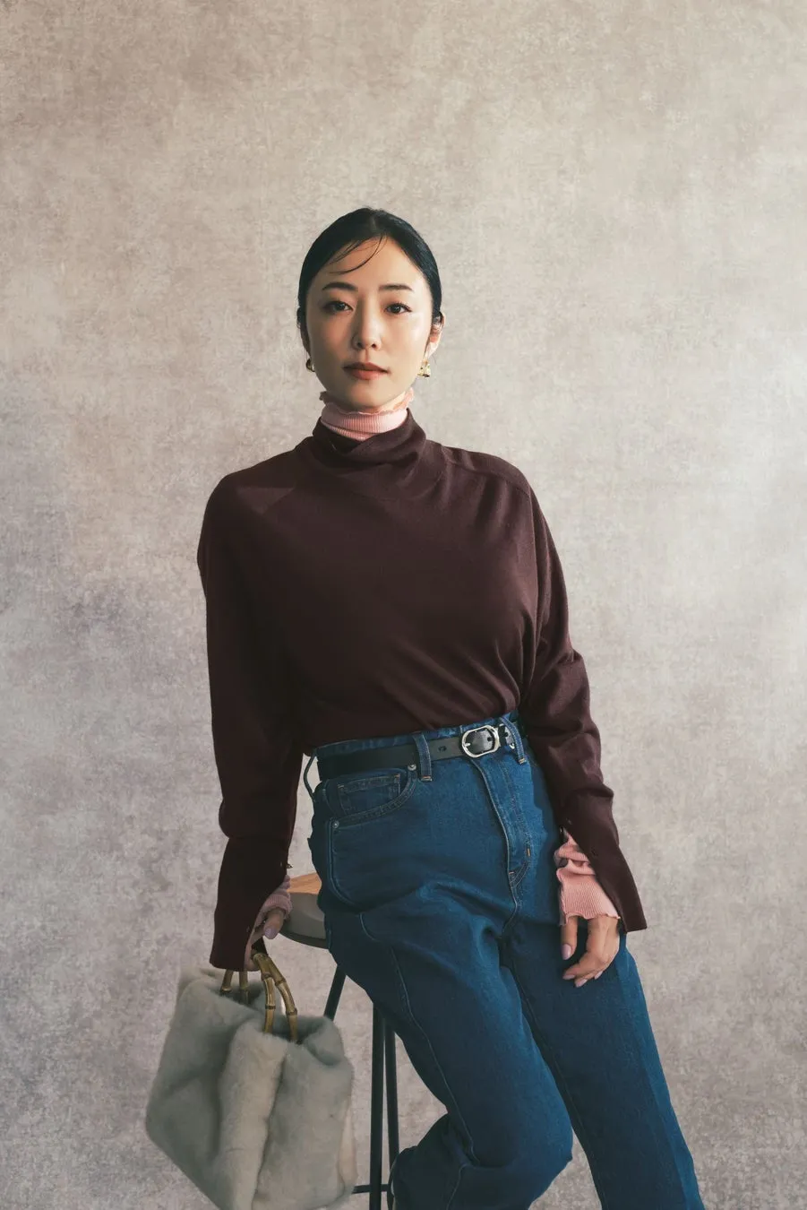 ジーンズとタートルネック着用モデル