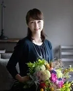 花束を持った女性のポートレート