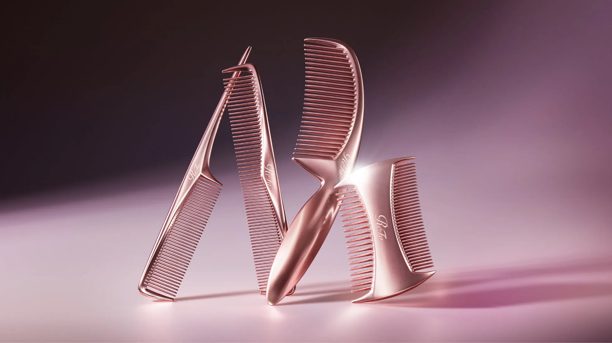 ピンクゴールドの櫛が4つ並んでおり、洗練された印象を与える画像です。光の加減で美しい陰影が作られています。