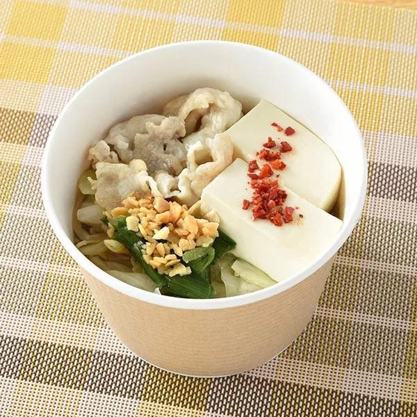 丼に盛られた料理の写真。豆腐、豚肉、ネギ、揚げられた何かが確認できる。上から赤い香辛料がかけられている。