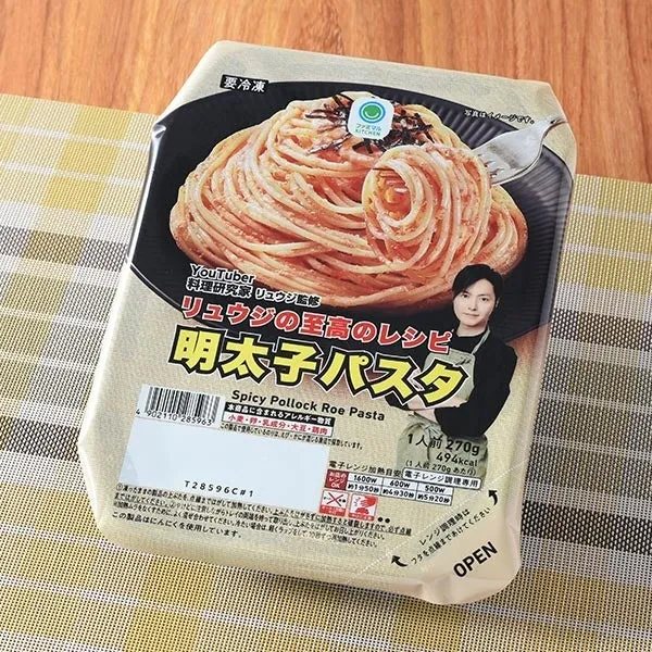明太子パスタのパッケージ。料理研究家リュウジ監修、YouTuberプロデュースの冷凍食品。1人前270g、電子レンジ調理可能。