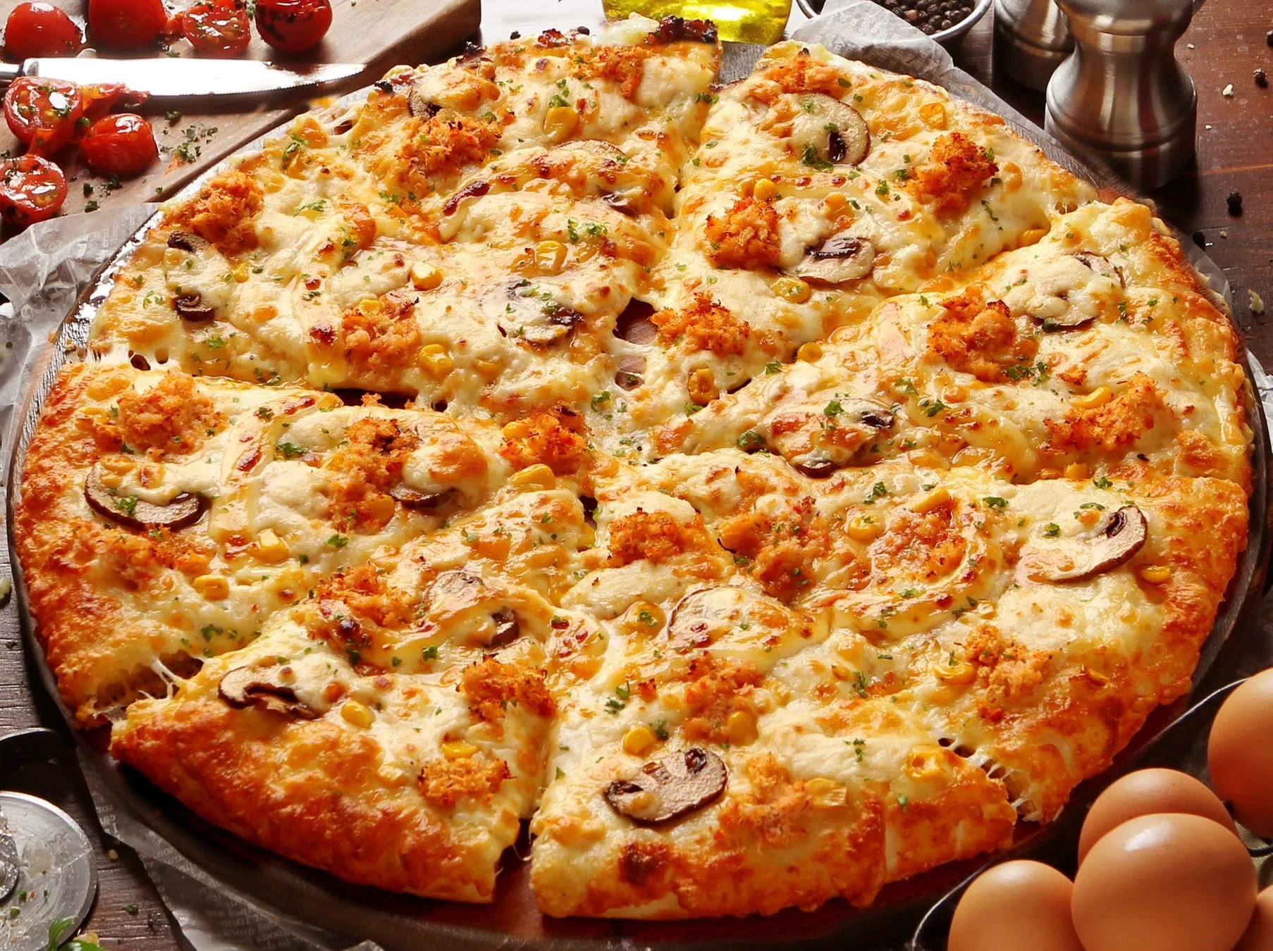 ピザ-ラ(Pizza-La)の広告で、冬の贅沢カニのピザのイメージ。熱々のチーズが伸びる様子が特徴的。