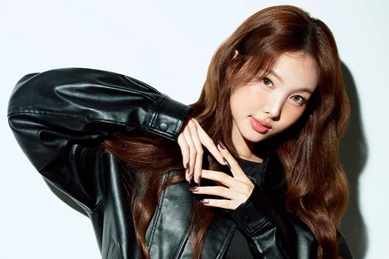 黒い革のジャケットを着て、カメラを見つめる女性のクローズアップ。