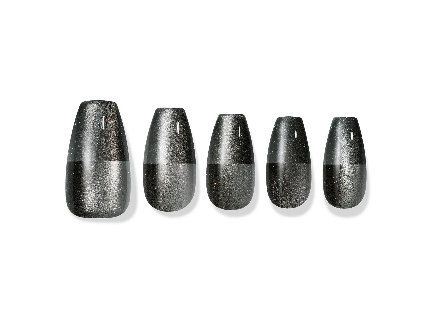 5つのネイルチップが並んだ画像。上半分が濃いグレー、下半分がキラキラしたグレーの2トーンデザイン。