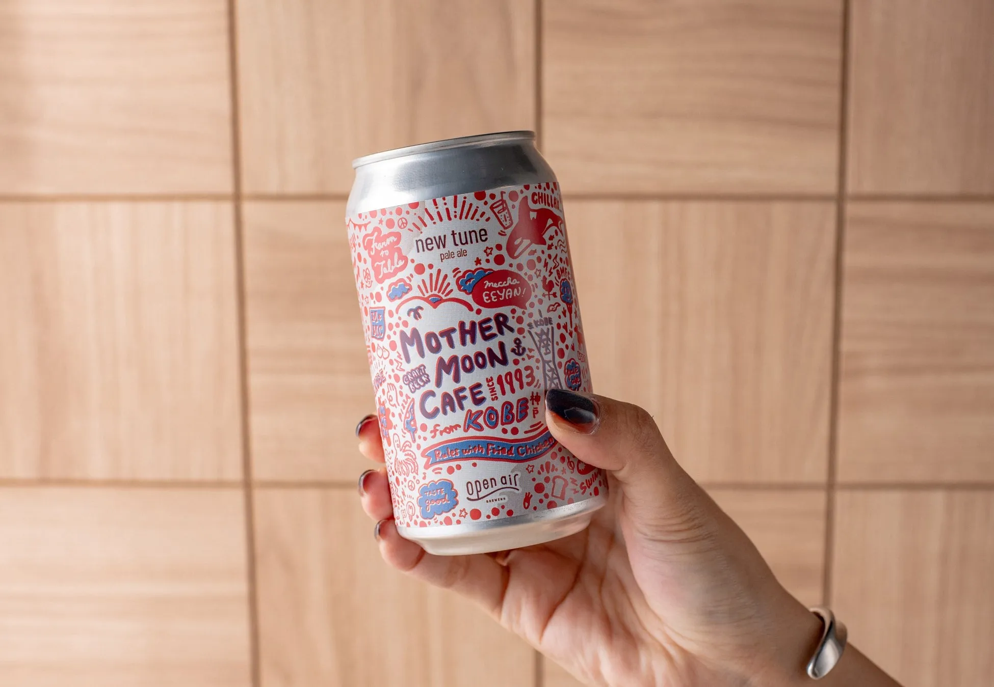 ビールの缶を手にする女性