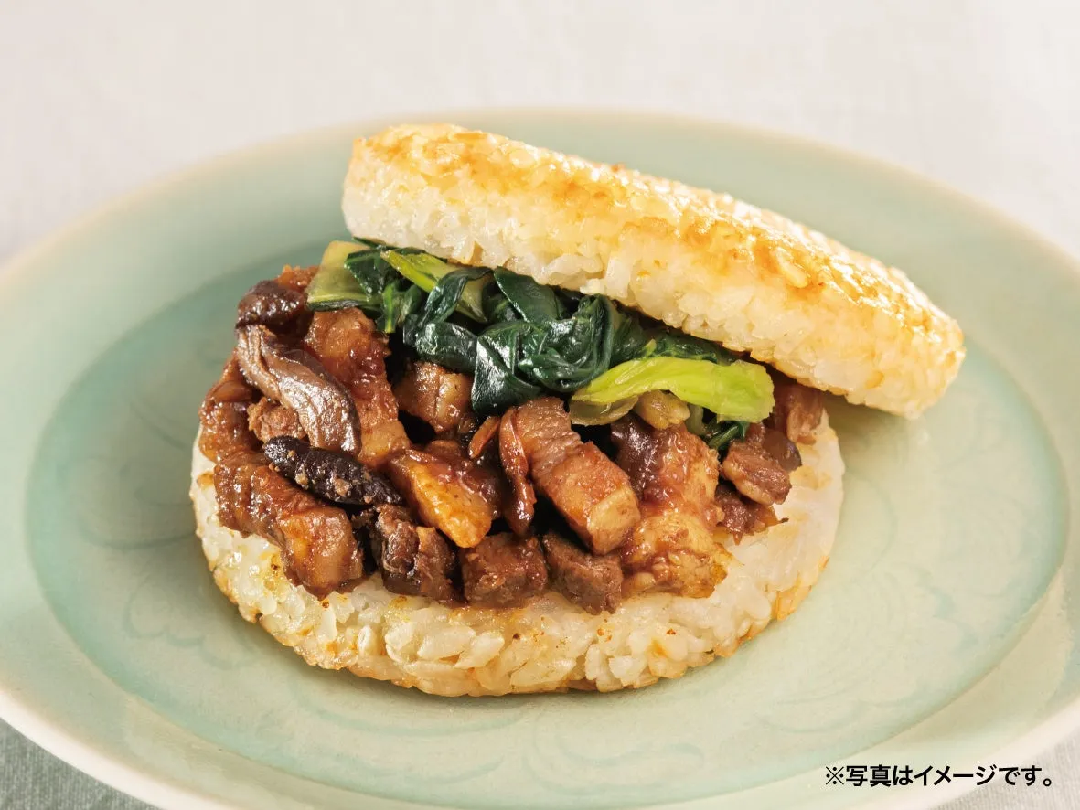 お米でできたバンズに、豚肉と野菜を挟んだサンドイッチの画像です。