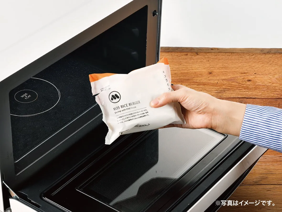 電子レンジの中にモスバーガーのライスバーガーを入れようとしている様子。