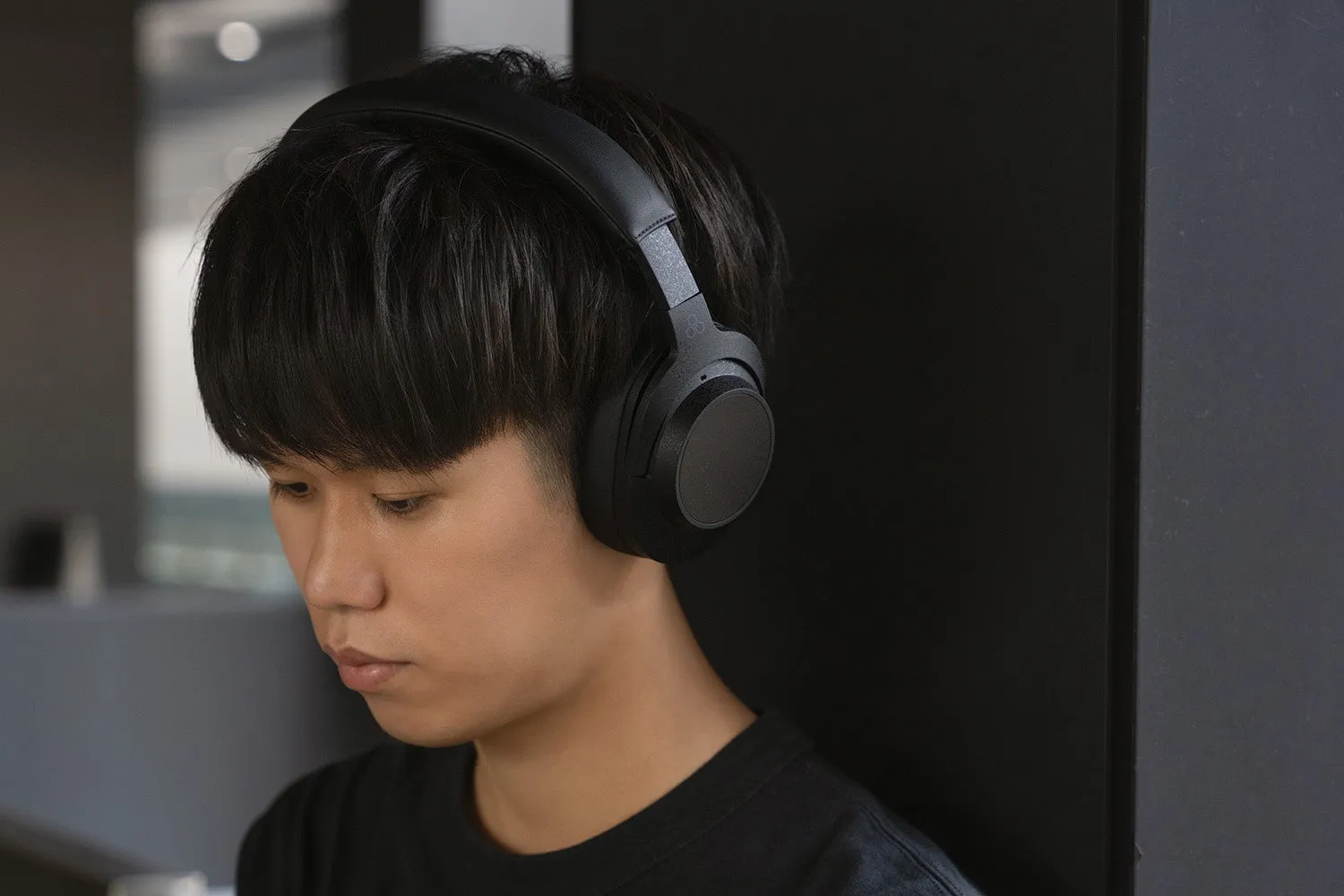 ヘッドホンを装着した男性のクローズアップ