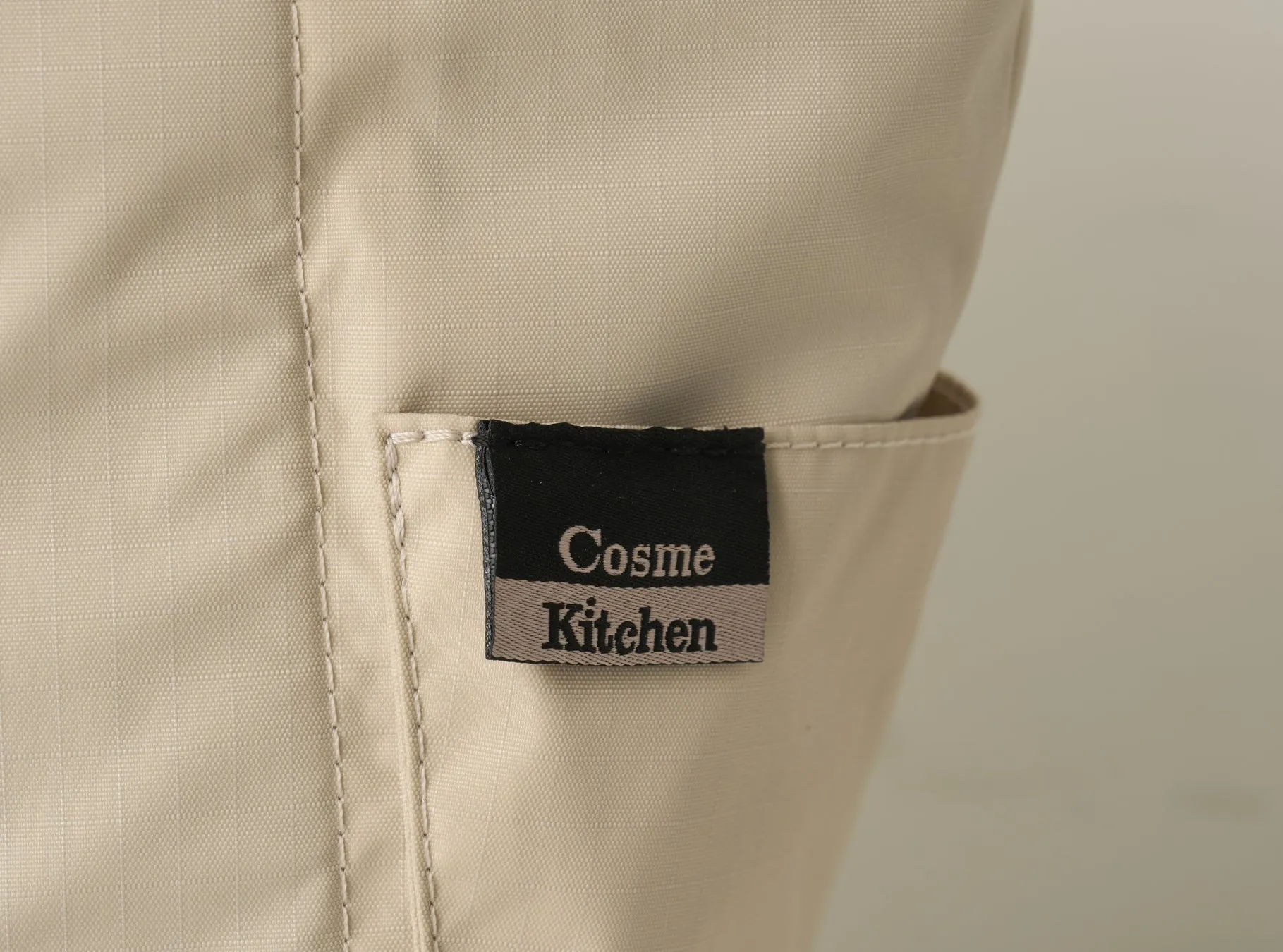 コスメキッチンのタグが付いたバッグのクローズアップ