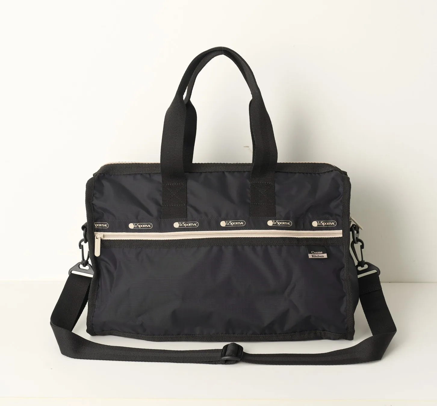黒色のレスポートサックのトートバッグ。手持ちと肩掛けのストラップが付いている。