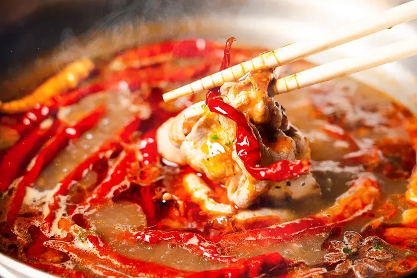 私も驚いた!赤い壺「旨辛アロマ鍋」は激辛魔女の“辛すぎない”新体験