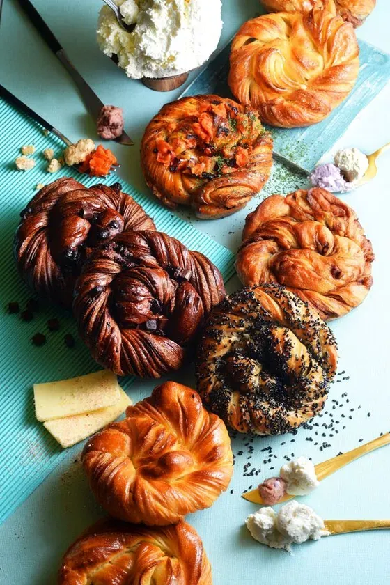 様々な種類のパンとクリーム、チーズが並べられた写真です。