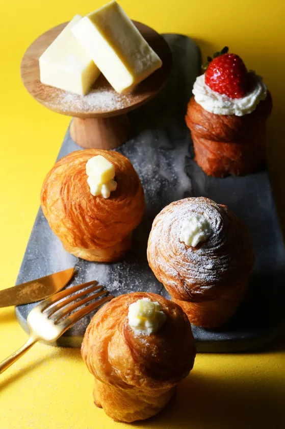 バターとストロベリーがトッピングされたパンのクローズアップ写真。