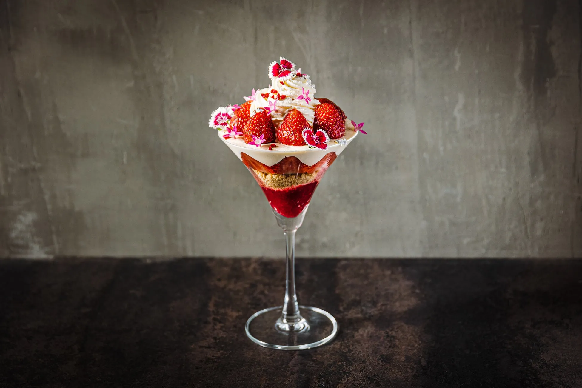 イチゴの花畑パフェ