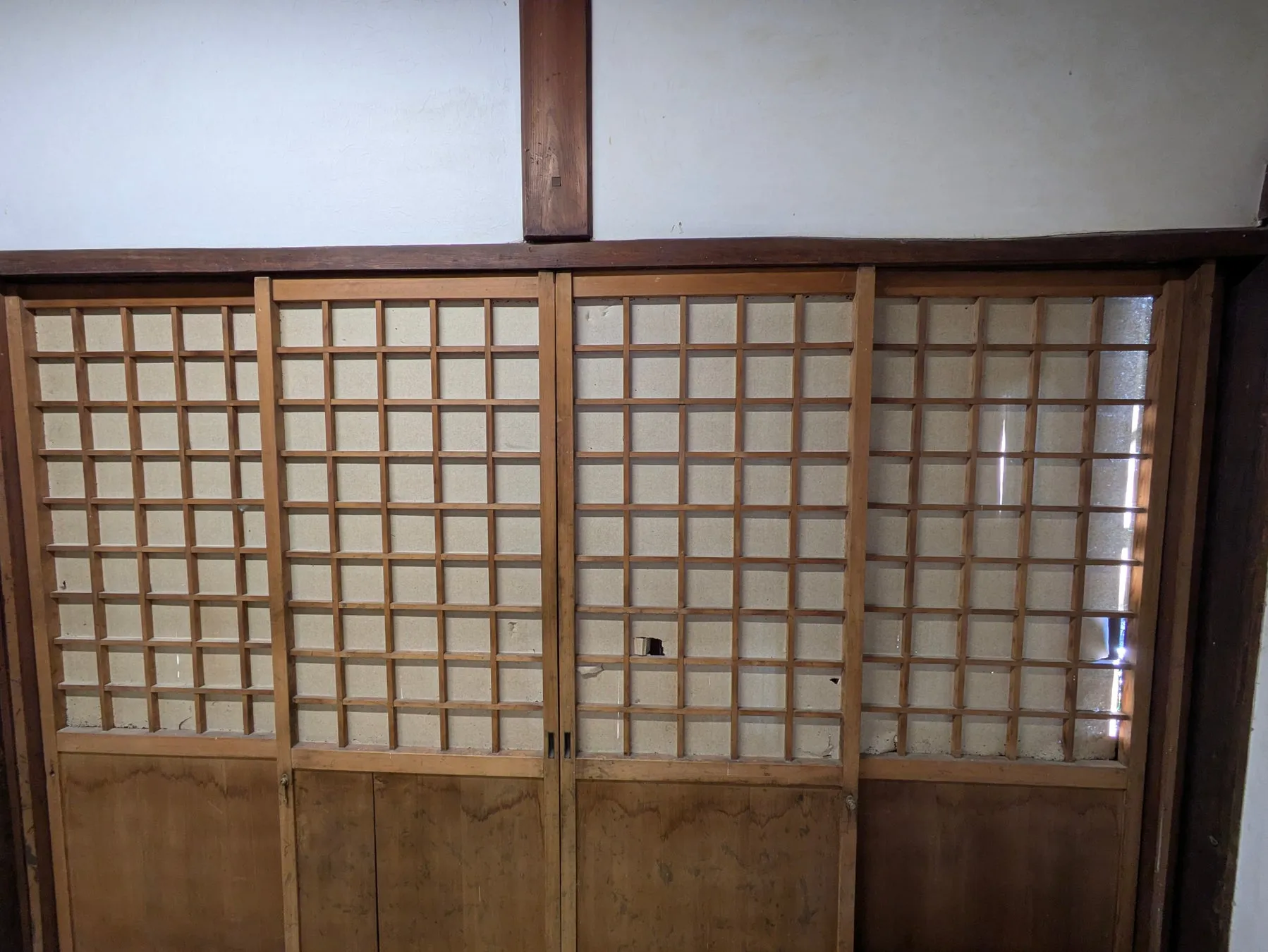 傷んだ格子戸