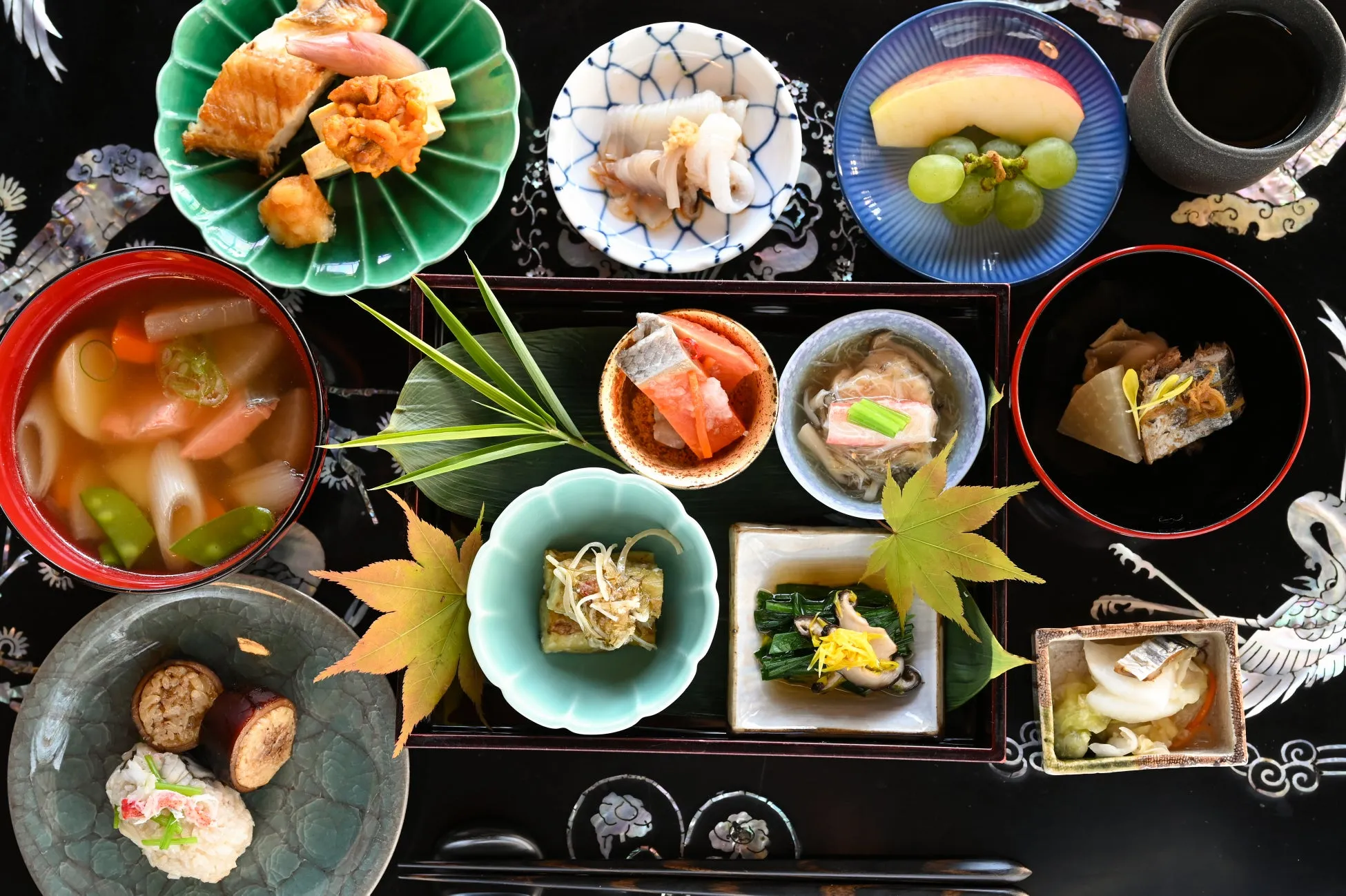 様々な料理が並べられた懐石料理の俯瞰写真