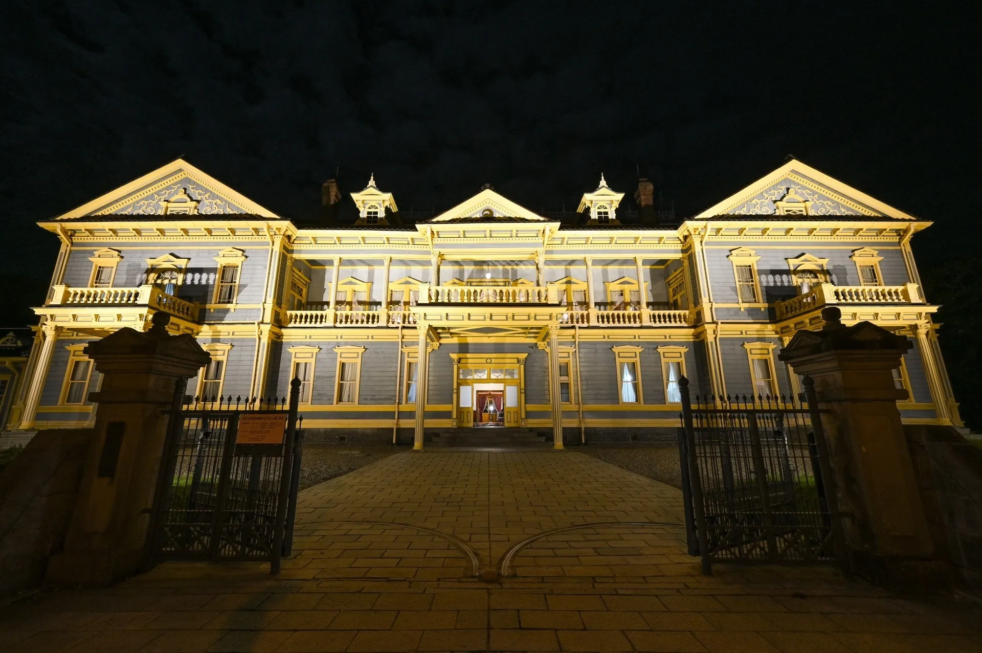 夜にライトアップされた洋館