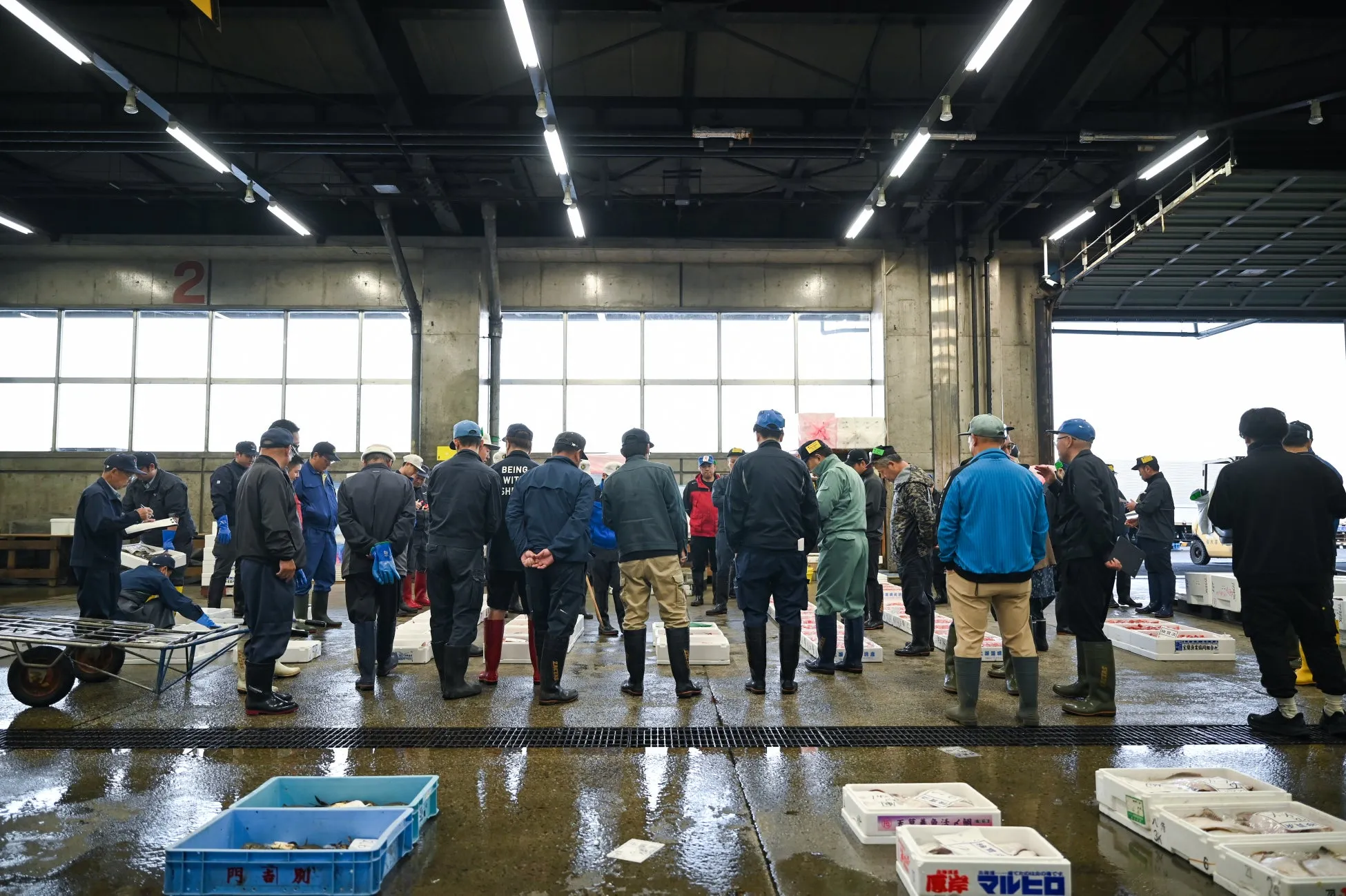 水産市場の賑わいの様子