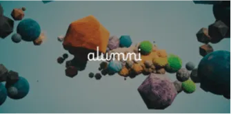 カラフルな幾何学的な形が背景に配置された画像。テキスト「alumni」が中央に表示されています。