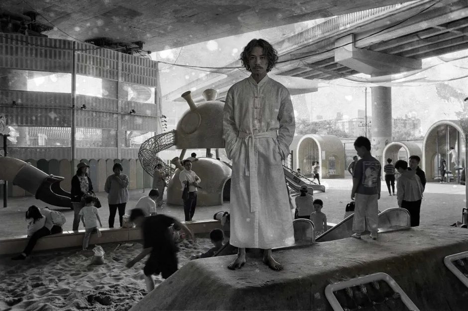 公園で白いガウンを着た男性と遊ぶ子供たち