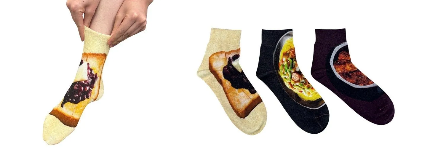 トースト、パンケーキ、料理のイラストが描かれた靴下