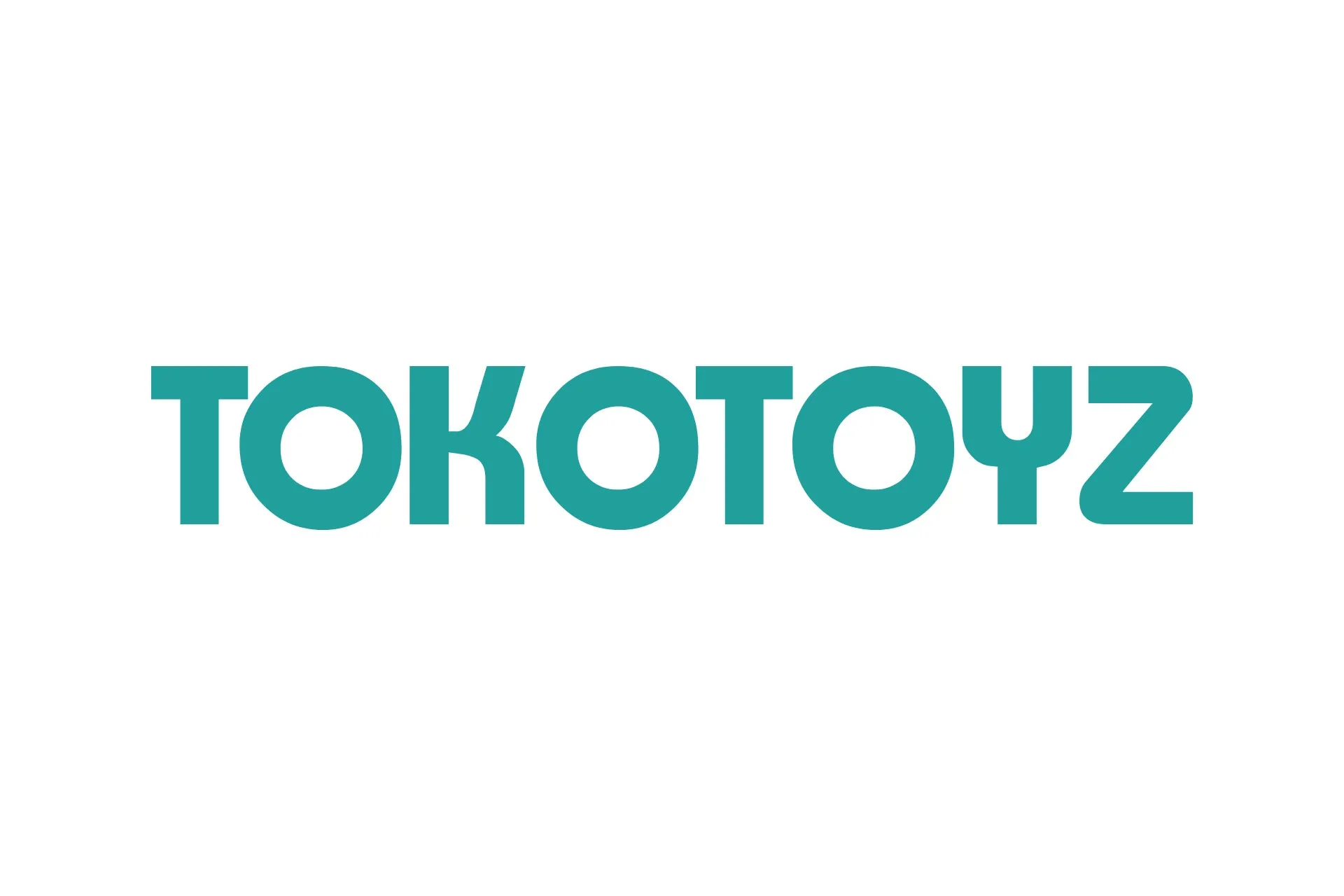白地に、水色で「TOKOTOYZ」と書かれたロゴマーク。