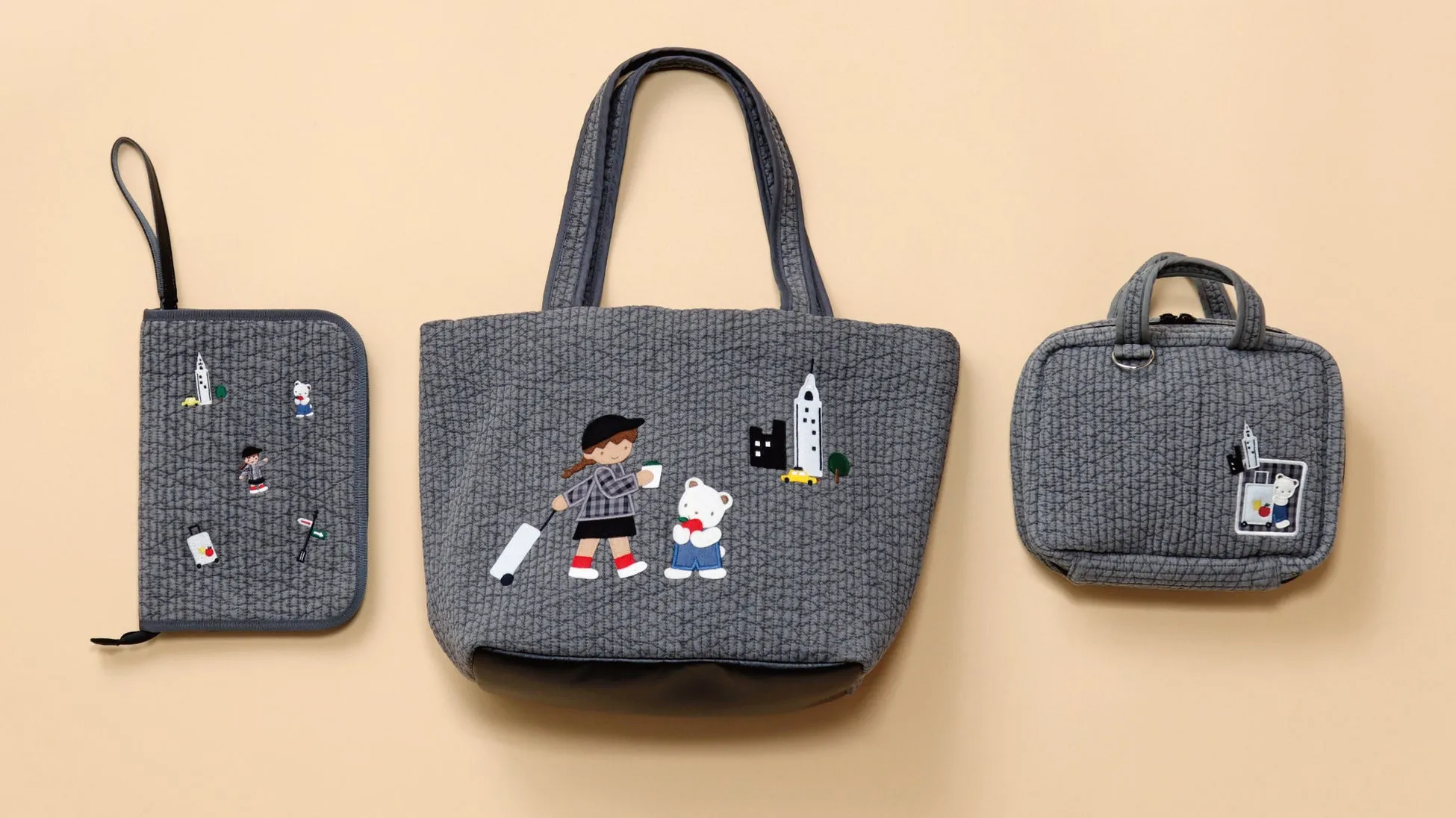 グレーのコラボレーションバッグ