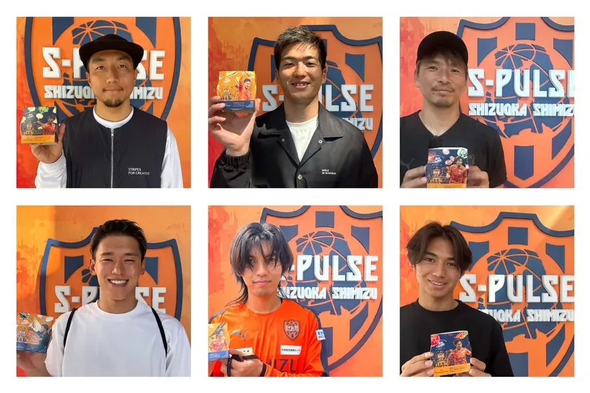 6人の男性が、サッカーチーム「清水エスパルス」のロゴが入った背景の前で、商品と思われる箱を持って笑顔で立っている画像です。