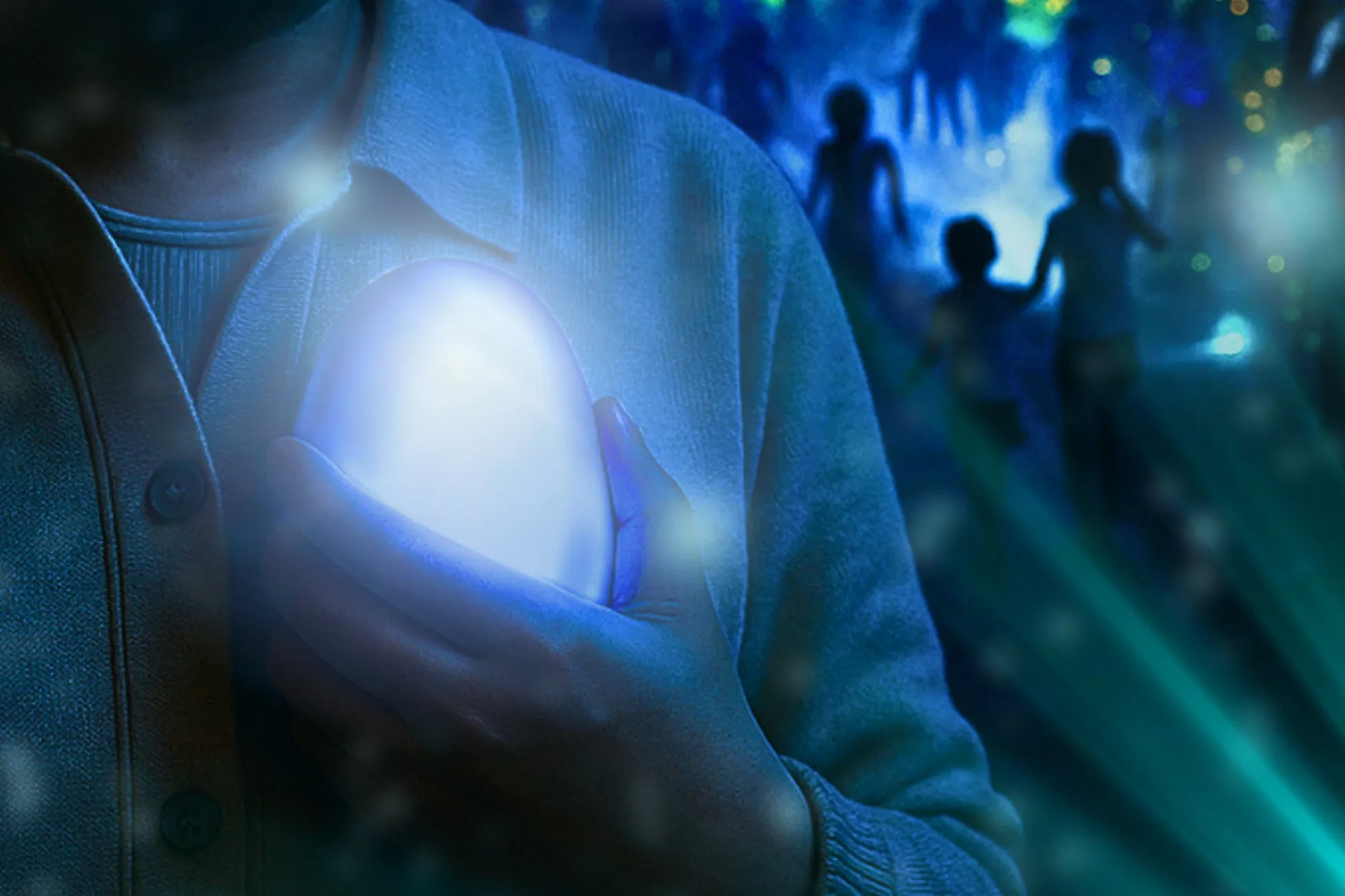 光る物体を抱えた人物と、その背後にぼんやりと人影が描かれた、幻想的な雰囲気の画像です。人物は、光る物体を優しく包み込むように抱えており、神秘的な印象を与えます。背景には、ぼやけた人影が複数描かれており、奥行きと物語性を感じさせます。