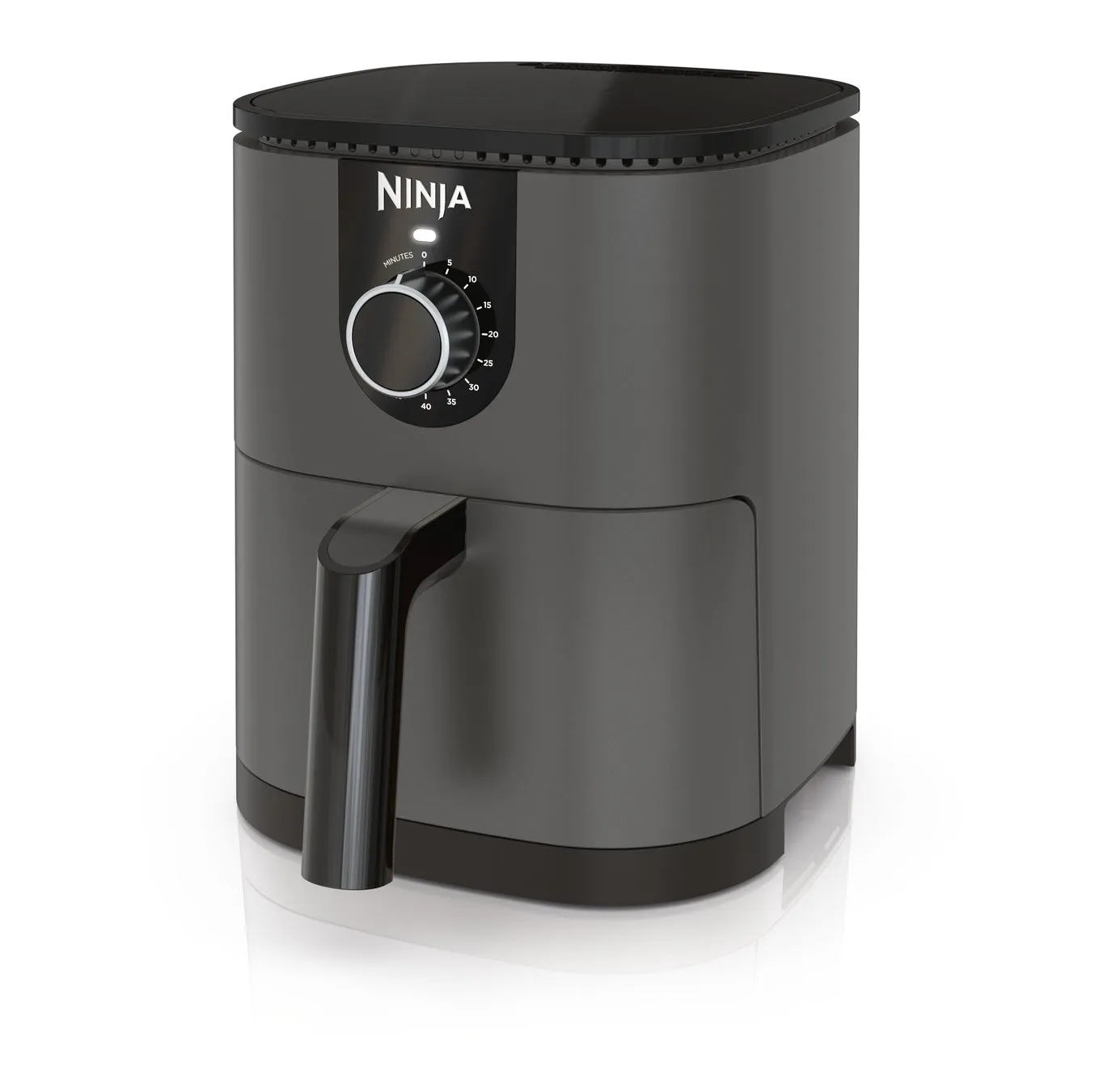 Ninjaのエアフライヤーの画像です。黒色のエアフライヤーで、前面にタイマーノブとハンドルが付いています。