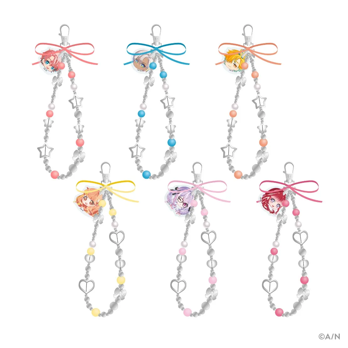 キャラクターのイラストが付いたストラップが6種類並んだ画像です。ストラップは、キャラクターの顔が描かれた丸いパーツ、星やハートの形のパーツ、ビーズ、リボンなどで構成されています。