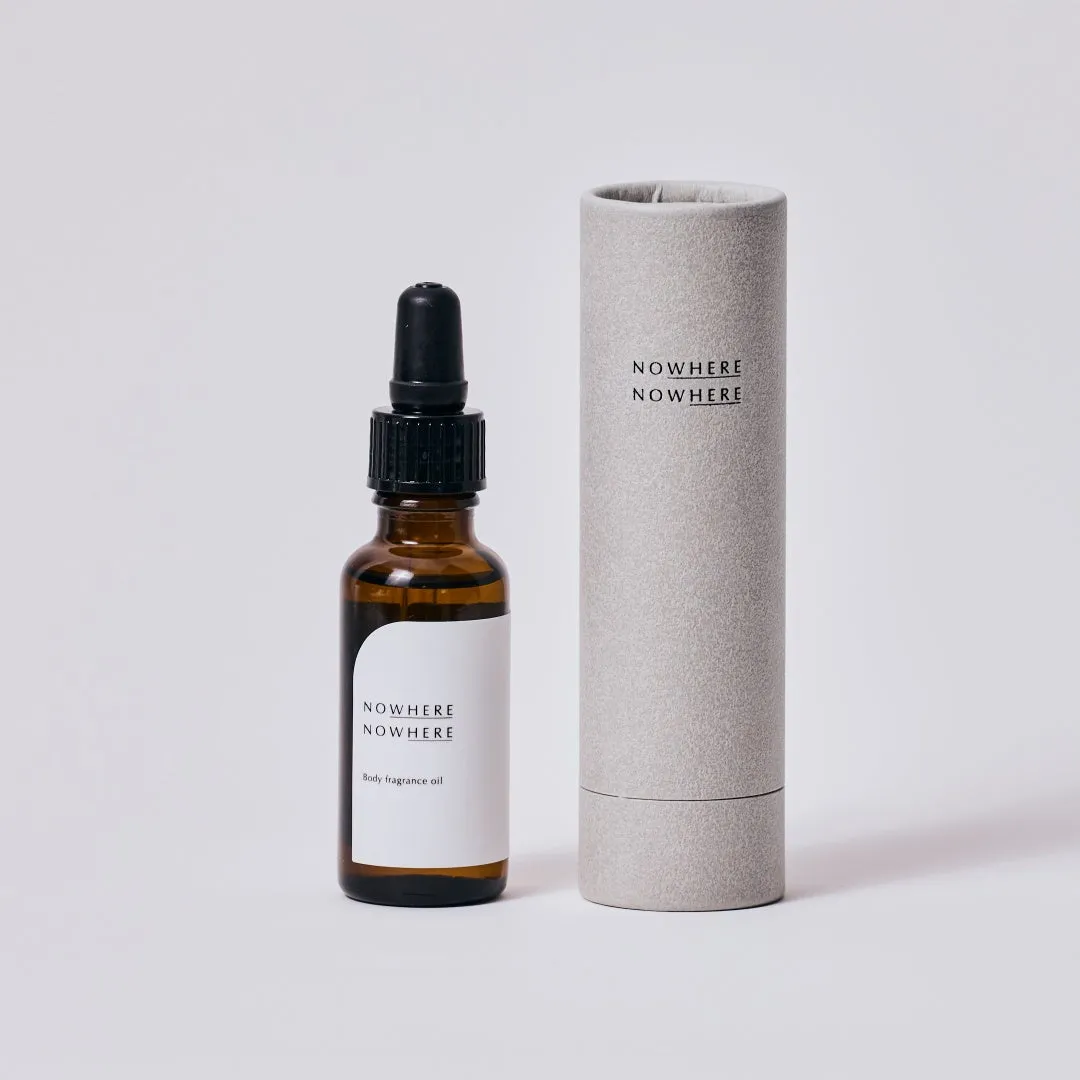 茶色のボトルと筒状の箱