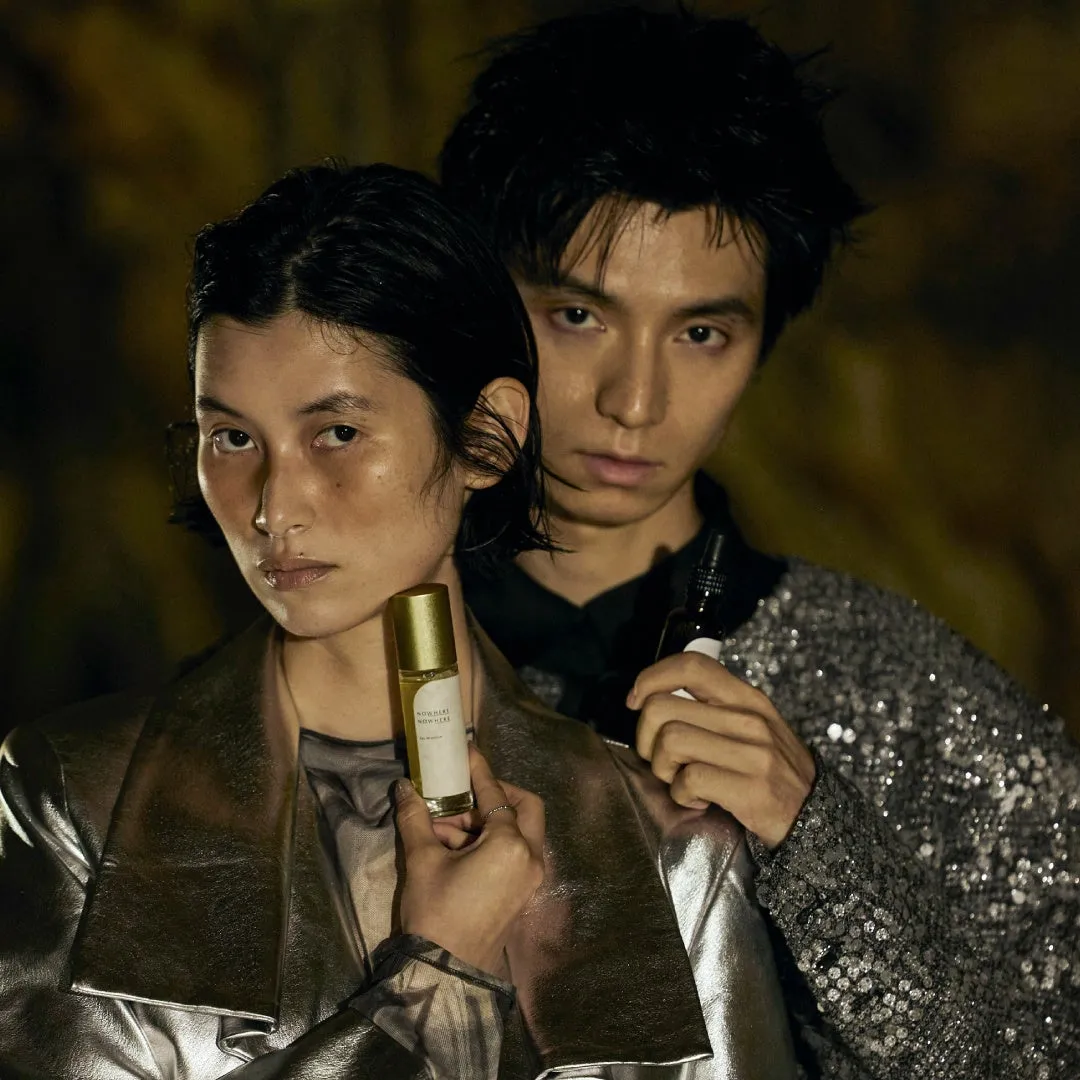 NOWHERE NOWHERE 香水を持った人物